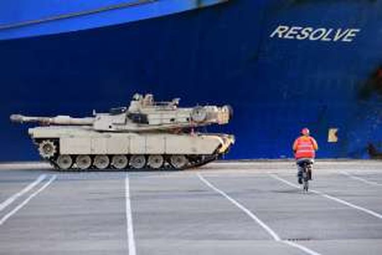 Salah satu tank milik militer AS yang tiba di pelabuhan Bremerhaven, Jerman untuk kemudian dikerahkan ke wilayah timur Eropa.