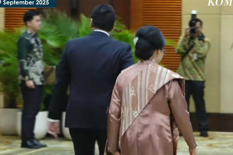 Sri Mulyani resmi serahkan jabatan Menkeu kepada Purbaya Yudhi Sadewa. Tampil anggun dengan tunik krem dan batik, ia berpamitan penuh haru.