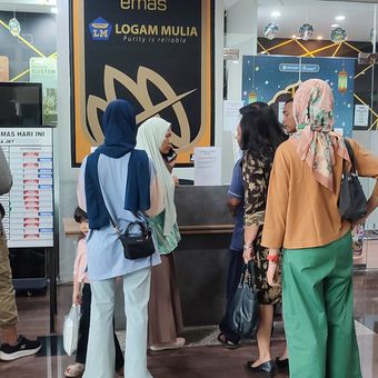 Situasi Butik Emas Logam Mulia Antam, Jalan TB Simatupang, Jakarta Selatan, yang ramai antrean, Selasa (15/4/2025).