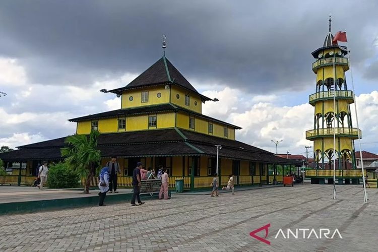 Masjid Shirathal Mustaqiem di Samarinda dibangun di atas bekas arena judi ayam.