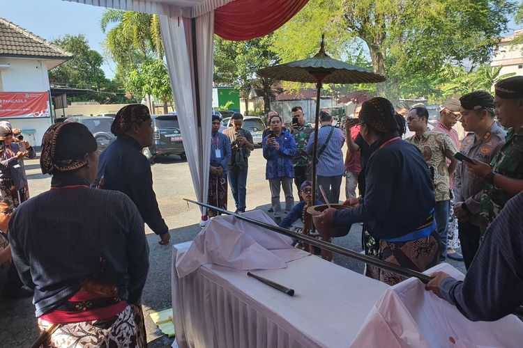 Saat Bupati Gunungkidul Cek Keris Kepala OPD Saat Jamasan Pusaka, Temukan Satu Tanpa Pamor