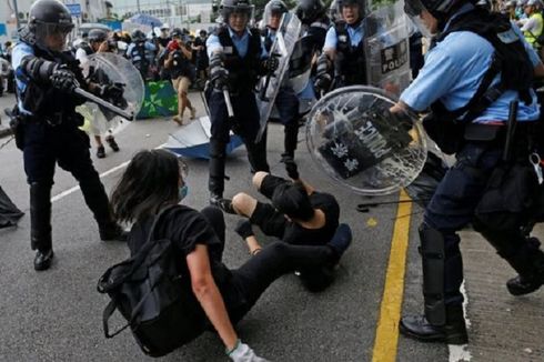 Bentrok dengan Massa Anti-Pemerintah, Polisi Hong Kong Gunakan Tongkat dan Semprotan Merica