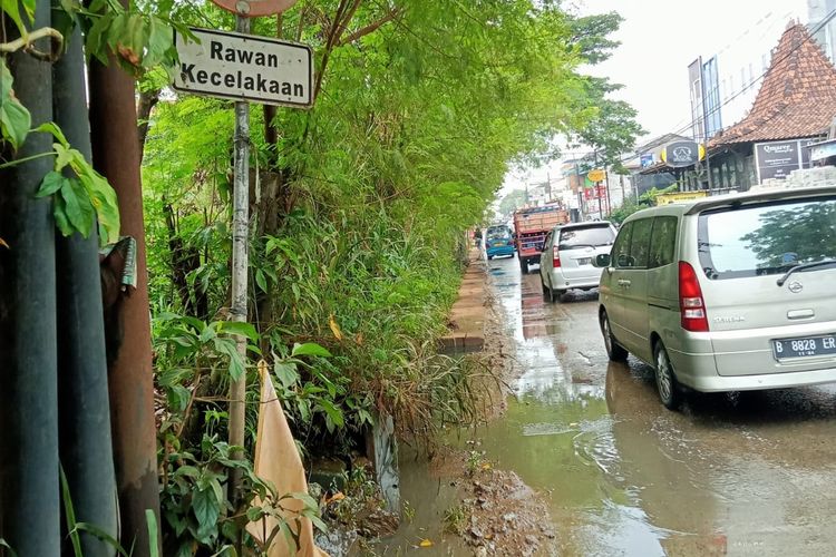 Jalan Limo Raya, Depok, yang disebut rawan kecelakaan.