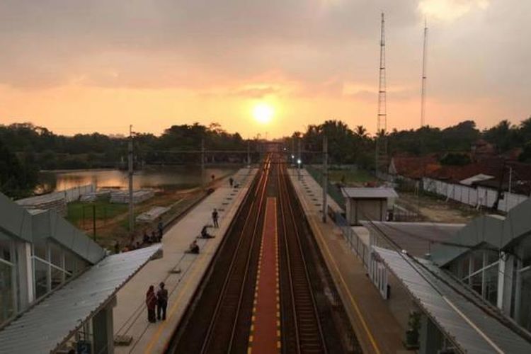 Suasana di Stasiun Maja, Banten, setelah direnovasi, Senin (23/5/2016). Tiga stasiun kereta komuter di wilayah Jabodetabek, yaitu Stasiun Kebayoran, Stasiun Parung Panjang, dan Stasiun Maja, direnovasi menjadi lebih modern untuk mengakomodasi jumlah penumpang yang semakin banyak.