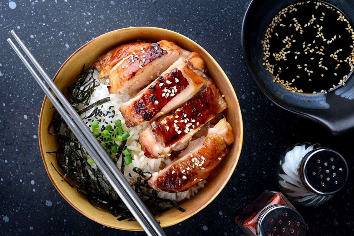 Ilustrasi ayam teriyaki khas Jepang untuk rice bowl. 