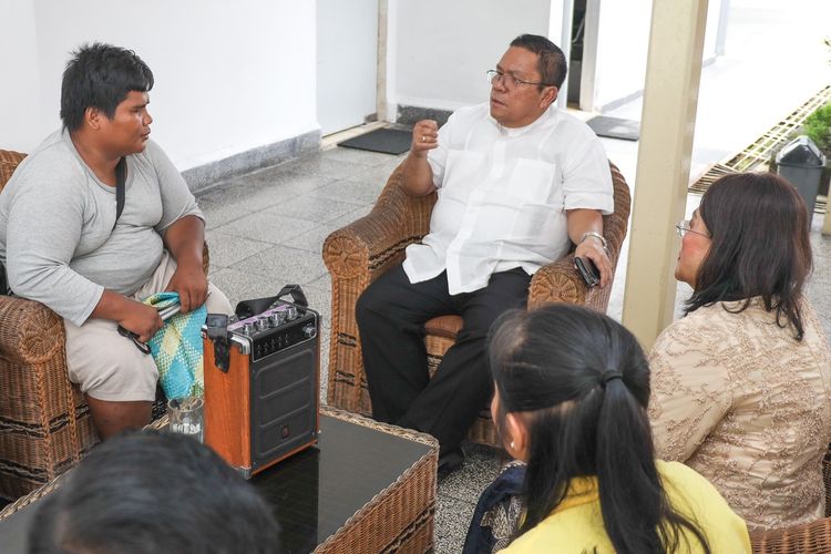 Foto: Heri Sandarman Hulu (28) (kiri) bertemu Wali Kota Pematangsiantar Wesly Silalahi di rumah dinas Wali Kota Jalan MH Sitorus, Kota Pematangsiantar, Minggu (15/6/2025). Dokumentasi: Kominfo Pematangsiantar.