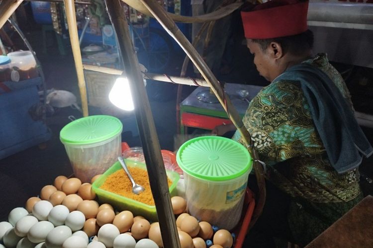Syaiful (30), menyiapkan kerak telor ayam buatannya saat berdagang di kawasan luar JIExpo Kemayoran, Jakarta Pusat, Minggu (18/6/2023). (KOMPAS.com/XENA OLIVIA)