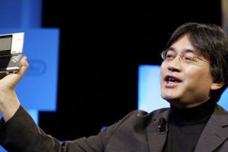 CEO Nintendo, Satoru Iwata dengan Nintendo DS.