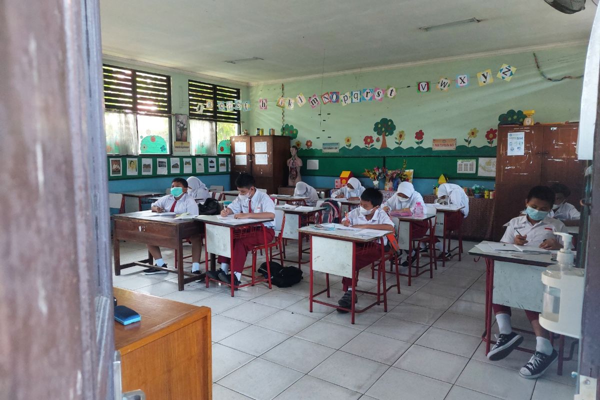 Suasana pembelajaran tatap muka terbatas yang berlangsung di SD Negeri Tangerang 14, Kota Tangerang, Senin (24/1/2022).