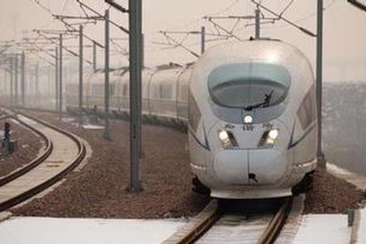 Sebuah kereta api cepat China memasuki stasiun Provinsi Hebei. Pekan depan China mengoperasikan rute kereta cepat Beijing-Guangzhou sejauh 2.298 km yang akan ditempuh dalam waktu haya delapan jam.