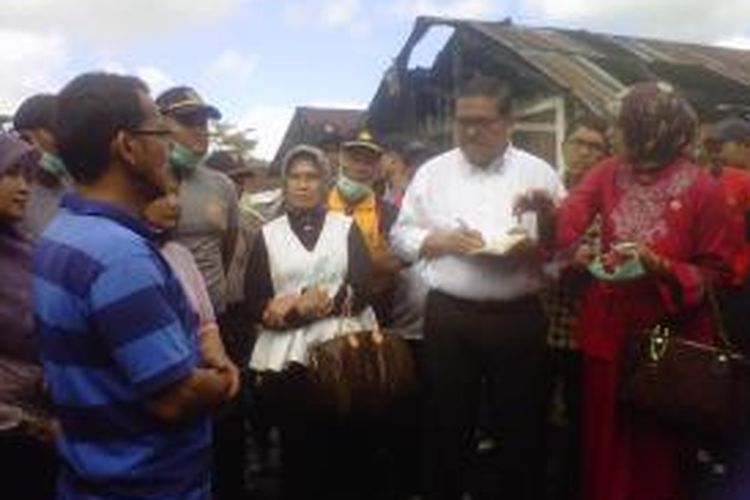 Sejumlah anggota DPD RI sedang berbincang dengan pedagang korban kebakaran pasar Kaliangkrk, Kabupaten Magelang, Jawa Tengah, Rabu (24/6/2015) siang.