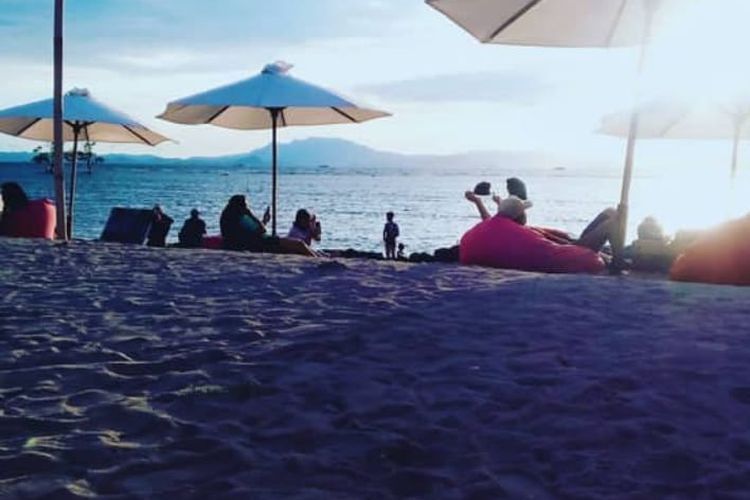 Pantai Sebalanng di Lampung Selatan terkenal sebagai pantai senja. Banyak pengunjung datang untuk melihat matahari tenggelam. 