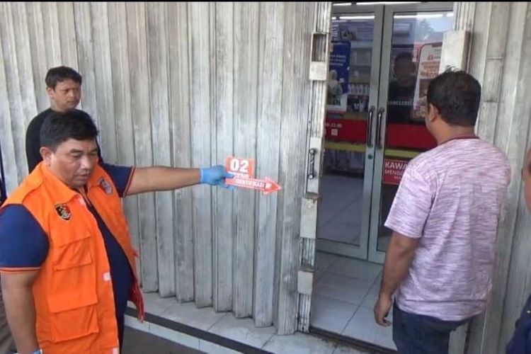 Polisi Lakukan 11 Adegan Perampokan Minimarket yang Satu Pelakunya Ditembak Mati