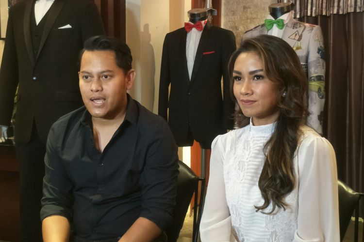Presenter Melanie Putria bersama calon suaminya, dokter Aldico Sapardan ditemui di kawasan Pinangsia, Jakarta Barat, Rabu (26/1/2022).