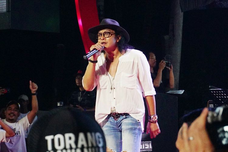 Vokalis Restu Triandy atau Andy /rif saat tampil di Konser Putih Adalah Kita di Lippo Mall Kemang, Jakarta Selatan, Minggu (7/4/2019).