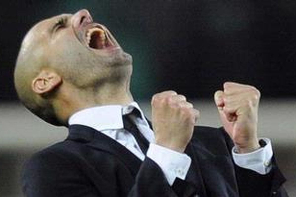 Ekspresi pelatih Barcelona, Josep "Pep" Guardiola, usai anak didiknya, Pedro, membobol gawang Real Madrid, pada leg kedua semifinal Liga Champions, di Camp Nou, Selasa (3/5/2011).