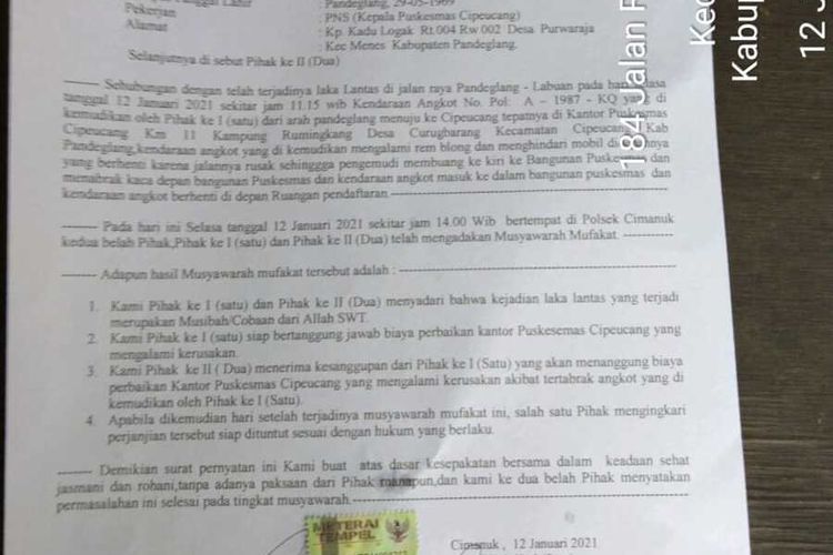 Surat pernyataan hasil musyawarah antara sopir angkot dan Kepala Puskesmas Cipeucang setelah dilakukan mediasi kasus angkot nabrak puskesmas Cipeucang, Pandeglang, Selasa (12/1/2021).