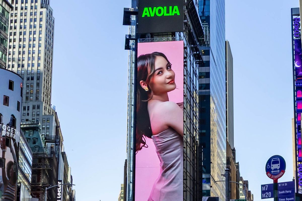 Wajah Avolia terpampang di Times Square New York, Amerika Serikat.