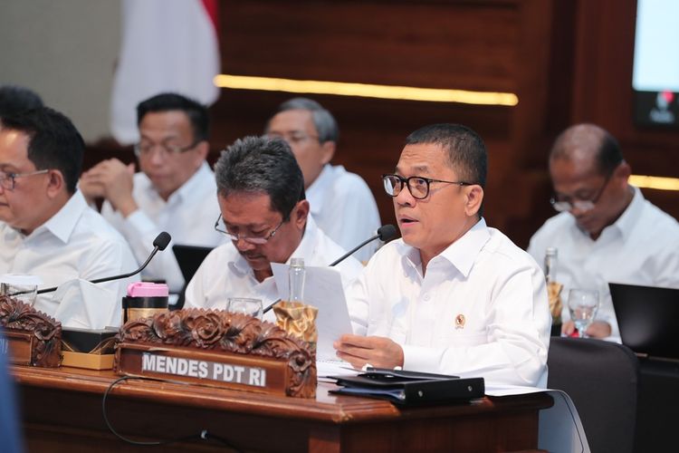 Menteri Desa, Pembangunan Daerah Tertinggal (Mendes PDT) Yandri Susanto dalam Rapat Koordinasi Terbatas Bidang Pangan di Gedung Negara Grahadi, Jawa Timur (Jatim), Selasa (7/1/2025).