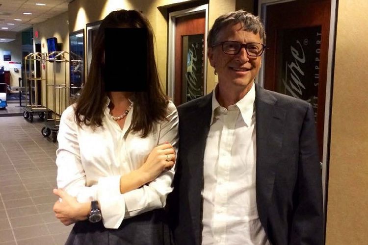 Foto yang tidak bertanggal dan tidak diketahui lokasinya ini, yang dirilis oleh anggota Partai Demokrat di Komite Pengawasan DPR pada 18 Desember 2025, menunjukkan pengusaha dan filantropis AS Bill Gates (kanan) berpose dengan seorang wanita yang wajahnya telah disensor. Anggota parlemen Demokrat merilis sejumlah foto dan dokumen baru pada 18 Desember dari harta warisan terpidana pelaku kejahatan seksual Jeffrey Epstein.