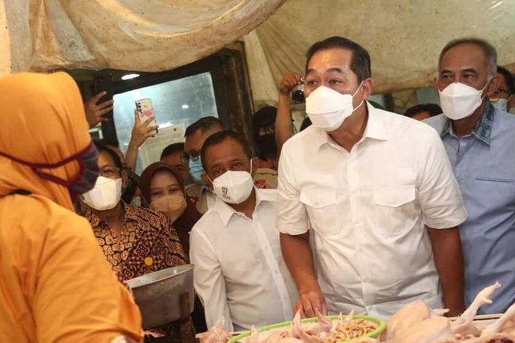 Menteri Perdagangan (Mendag) Muhammad Lutfi melakukan kunjungan kerja ke Pasar Tambahrejo, Surabaya, Jumat (18/2/2022).