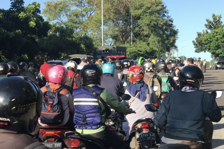 Aparat gabungan dari unsur TNI-Polri melakukan filterisasi di Jalan Raya Akses UI tepatnya di Flyover UI, Cimanggis, Kota Depok, Jawa Barat pada Kamis (2/12/2021) pagi.