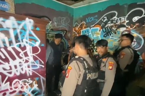 Polisi Geledah Rumah Remaja yang Tawuran di Depok, Temukan 3 Celurit Panjang