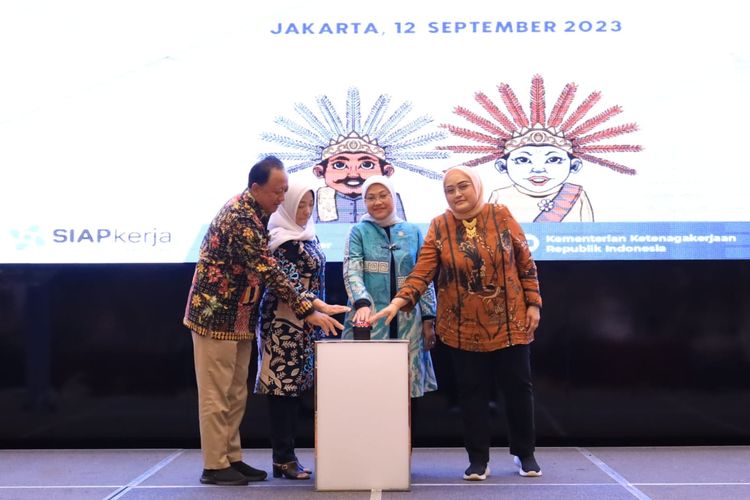 Menteri Ketenagakerjaan Ida Fauziyah saat membuka Bimbingan Teknis Penyusunan Struktur dan Skala Upah Berdasarkan Sektor/Asosiasi, Edukasi Tata Cara Perundingan, dan Pembuatan Perjanjian Kerja Bersama (PKB) di Jakarta, Selasa (12/9/2023) 