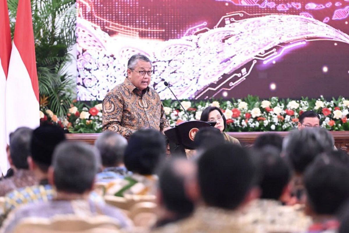 Gubernur Bank Indonesia Perry Warjiyo menyampaikan paparan pada acara Rakornas Pengendalian Inflasi 2023 di Istana Negara. 