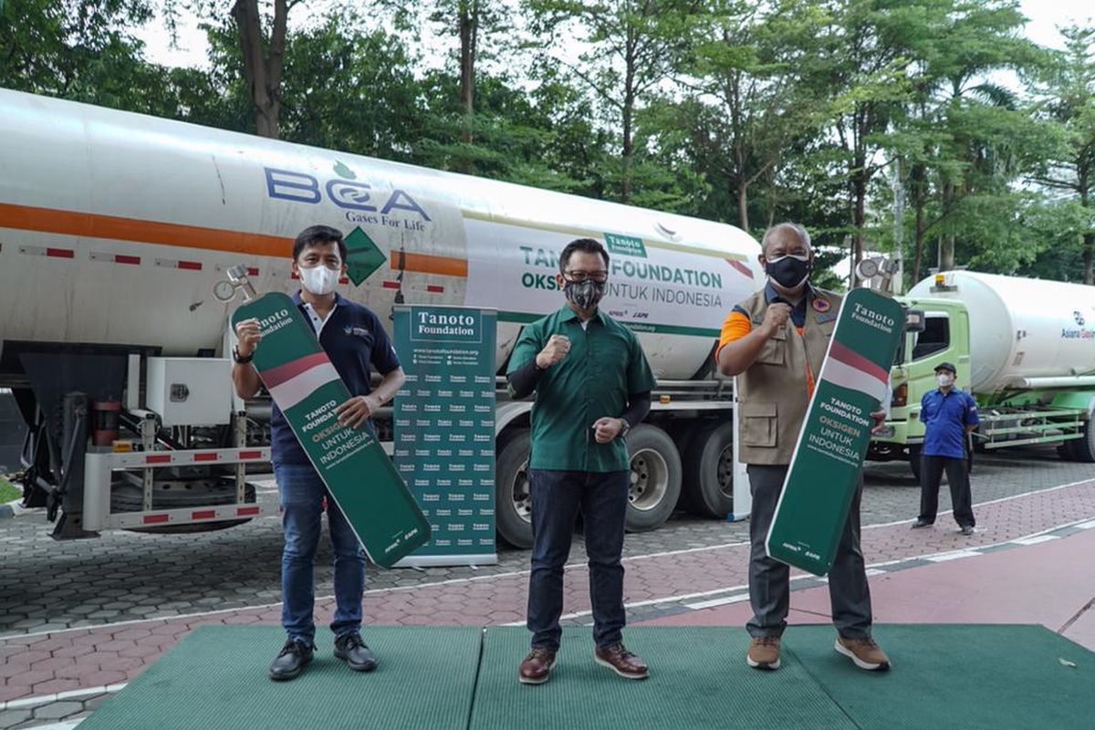 Direktur Komunikasi Tanoto Foundation Haviez Gautama menyerahkan donasi kepada pemerintah berupa 500 ton liquid oxygen untuk penanganan Covid-19 di Indonesia, di Lapangan KantorKementerian Kesehatan (Kemenkes), Jakarta, Minggu (11/7/2021).