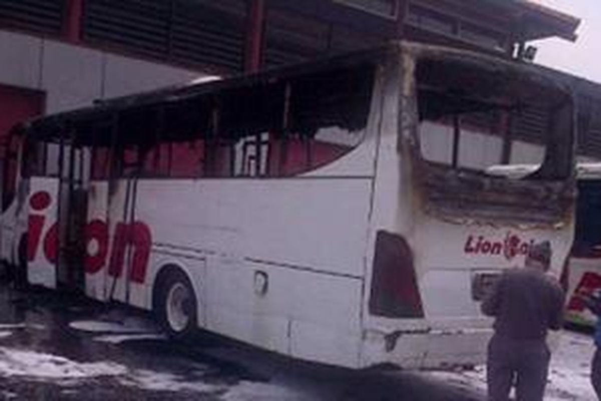 Bus Lion Air dengan nomor body 06 yang habis terbakar di parkiran apron Terminal 1A Bandara Soekarno Hatta, Kamis (26/9/2013).