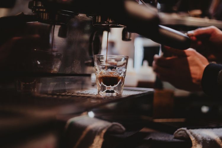 Ilustrasi proses pembuatan kopi espresso pakai mesin. 