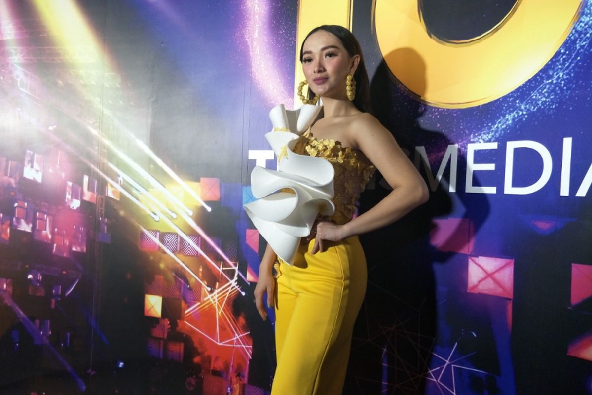 Zaskia Gotik berpose usai tampil di Gedung TransTV, Mampang, Jakarta Selatan, Jumat (15/12/2017) malam.