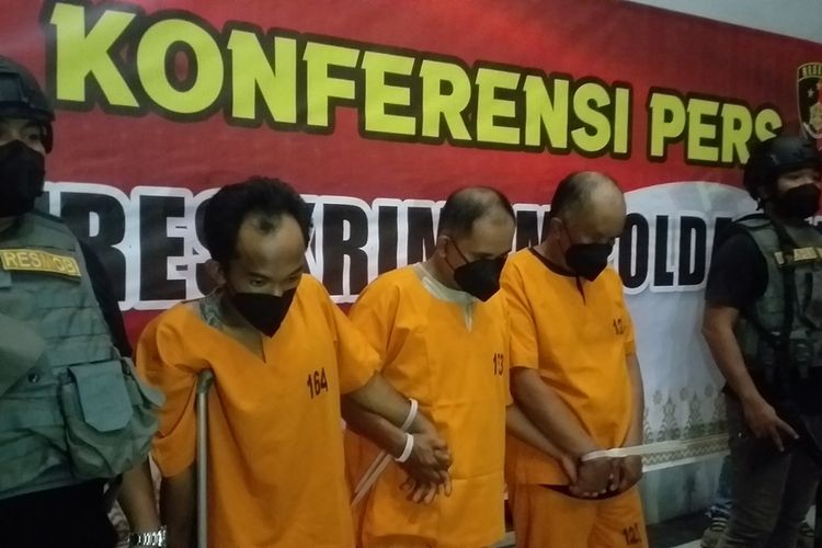 Tiga dari lima pelaku perampokan yang ditangkap dihadirkan dalam konferensi di Mapolda Riau di Pekanbaru, Riau, Rabu (15/3/2023) malam.