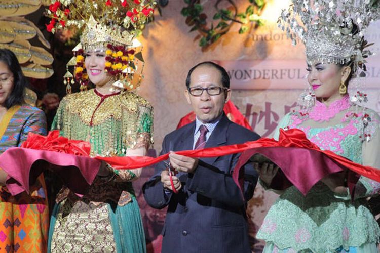 Deputi Bidang Pengembangan Pemasaran Pariwisata Mancanegara Kementerian Pariwisata, I Gde Pitana meresmikan restoran Wonderful Indonesia di Luoyang, Provinsi Henan, China yang berada lantai 25 Hotel Peony Plaza, Sabtu (1/4/2017). 