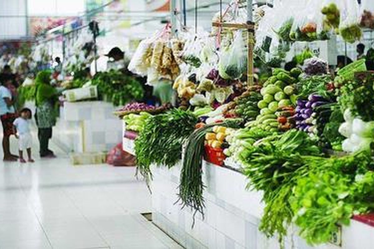 Ilustrasi: Warga belanja sayuran dan kebutuhan pokok di Fresh Market di perumahan Kota Wisata Cibubur. Pasar tradisional yang dikemas modern dan dijaga kebersihannya mampu menarik warga untuk berbelanja ke pasar tradisional ketimbang ke pasar modern.