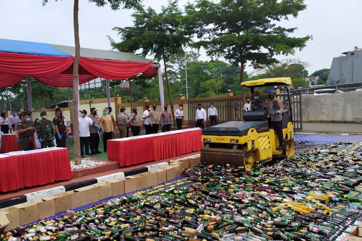 Proses pemusnahan 4.000 minuman keras menggunakan alat berat (vibratory roller) di Mapolresta Tangerang Selatan, Senin (19/4/2021).