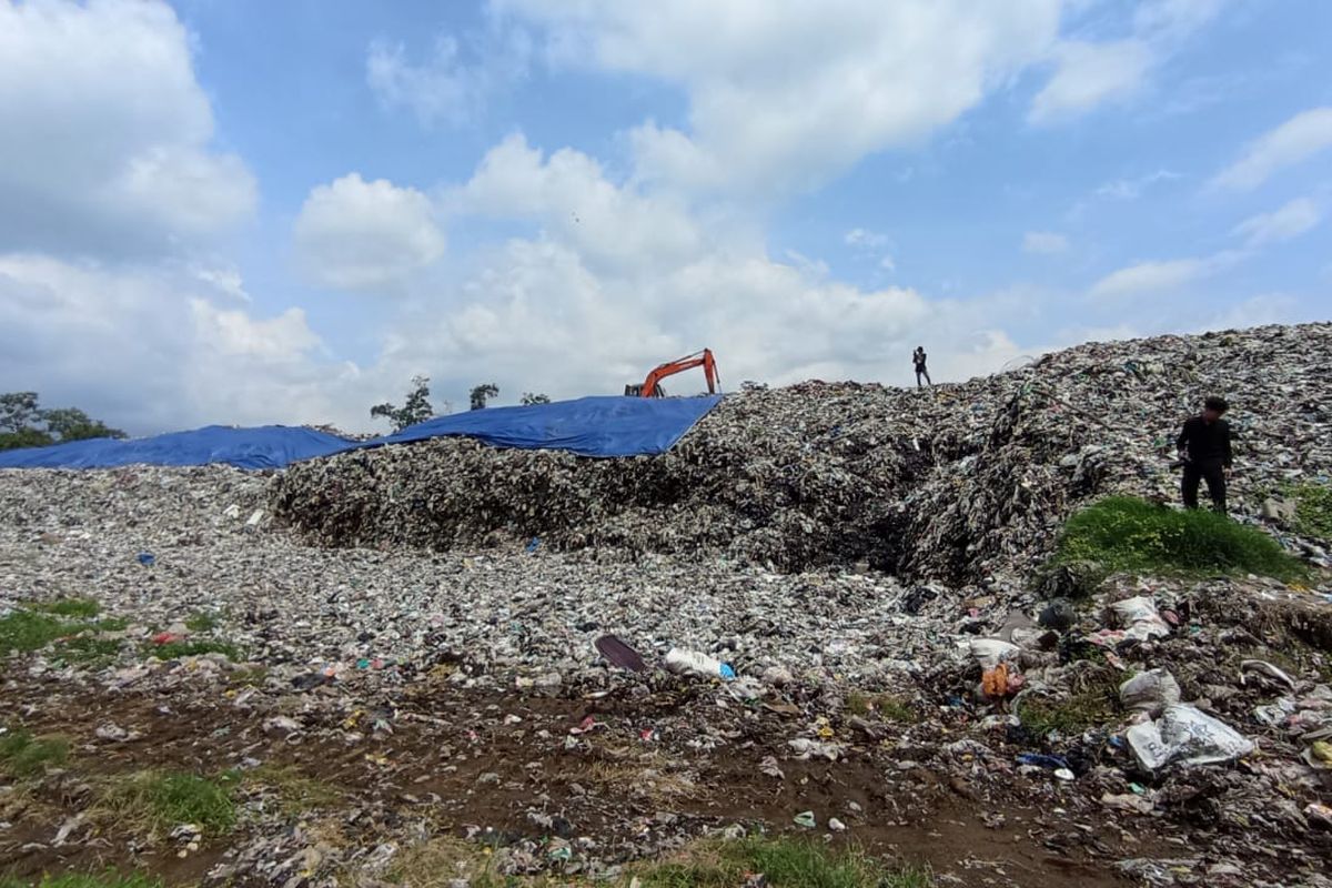 Tempat pemilhan sampah plastik di Tempat Pembuangan Akhir (TPA) Paras, Kecamatan Poncokusumo, Kabupaten Malang.