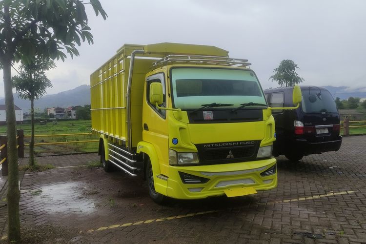 Truk pengangkut kayu sonokeling hasil pembalakan liar, diamankan di Polres Trenggalek Jawa Timur, Kamis (09/02/2023).