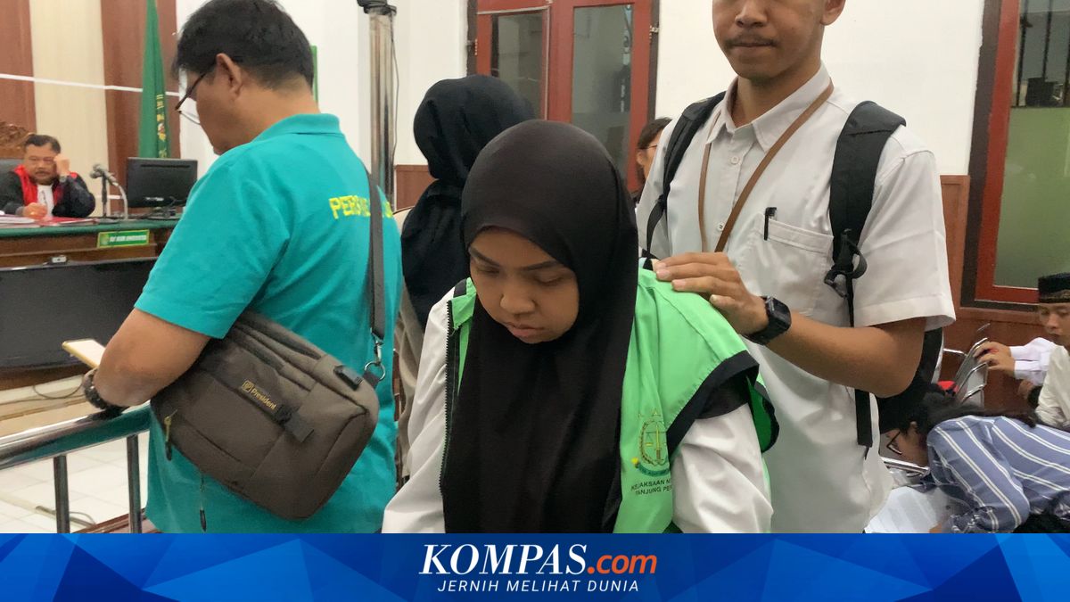 Duduk Perkara Perempuan di Surabaya Robohkan Rumah Dinas Bea Cukai Pakai Ekskavator