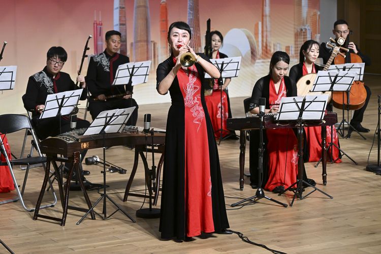 Para seniman tampil dalam konser Canton Rhythms for Silk Road di Universitas Xiamen Malaysia (XMUM) di Negara Bagian Selangor, Malaysia, pada 24 November 2023. 