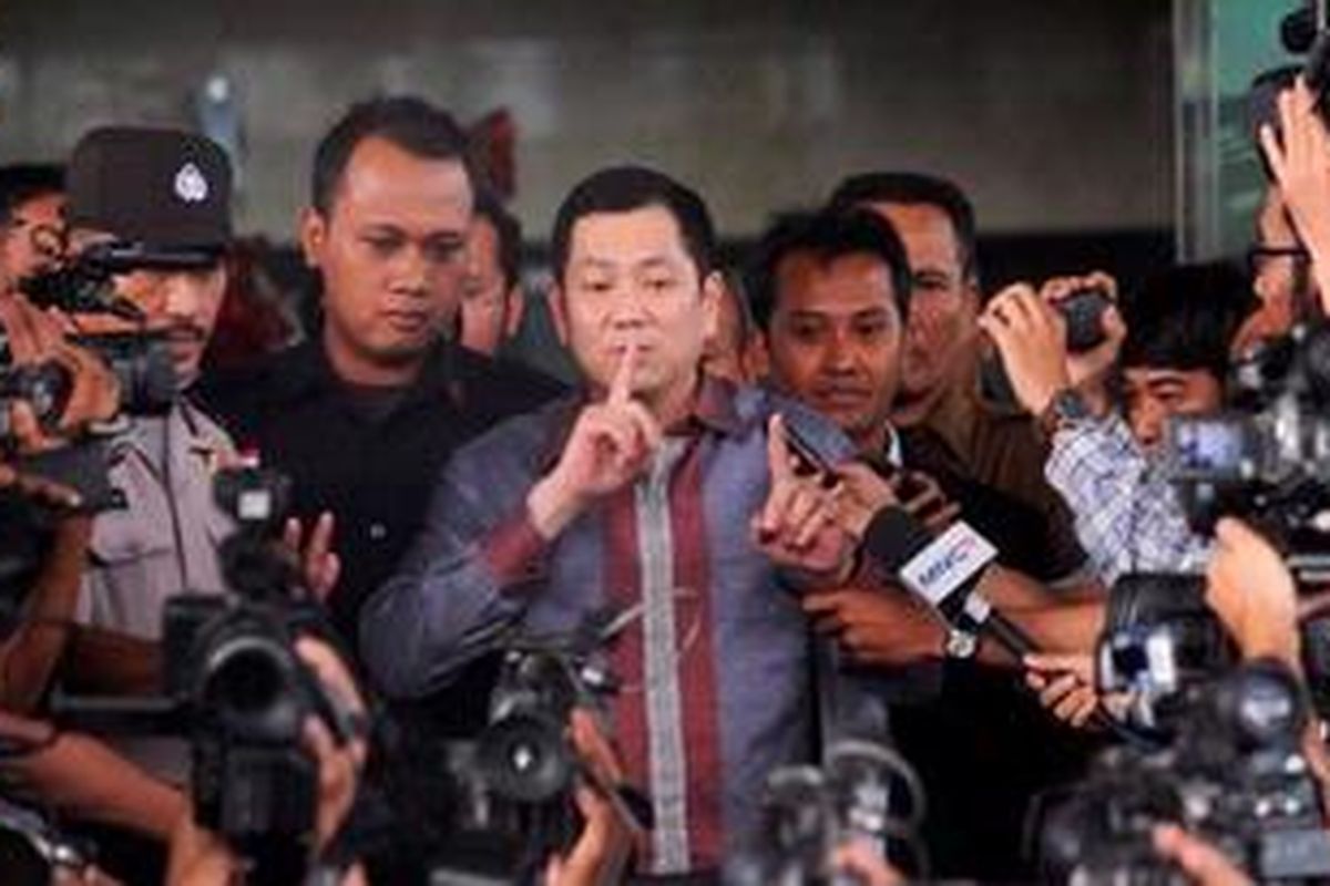 CEO PT Bhakti Investama Tbk, Hary Tanoesoedibjo usai memberikan klarifikasi di kantor Komisi Pemberantasan Korupsi, Jakarta, Jumat (15/6/2012). Hary Tanoesoedibjo memberikan klarifikasi terkait ketidakhadirannya sebagai saksi dalam pemeriksaan kasus suap restitusi pajak yang melibatkan Kepala Seksi Kantor Pelayanan Pajak Sidoardjo Selatan Tommy Hindratno dan pengusaha James Gunardjo, pada Rabu 13 Juni.