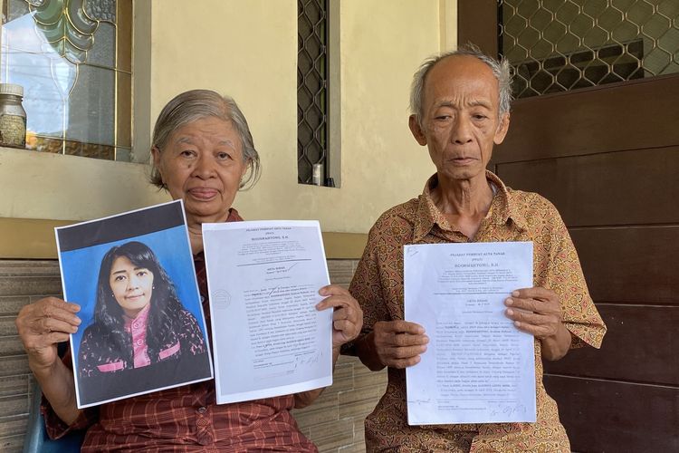 Korban penggelapan rumah, Maria Lucia Setyowati bersama suaminya, Rabu (18/9/2024).