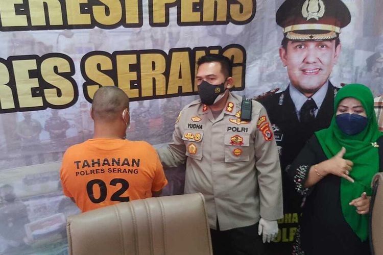 Kapolres Serang AKBP Yudha Satria saat mewancarai NN, tersangka kasus tindak pidana perdagangan orang (TPPO) asal Bima, NTB