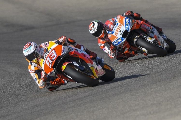 Marc Marquez dan Jorge Lorenzo sedang menjalani latihan bebas pertama GP Aragon, 21 September 2018. 