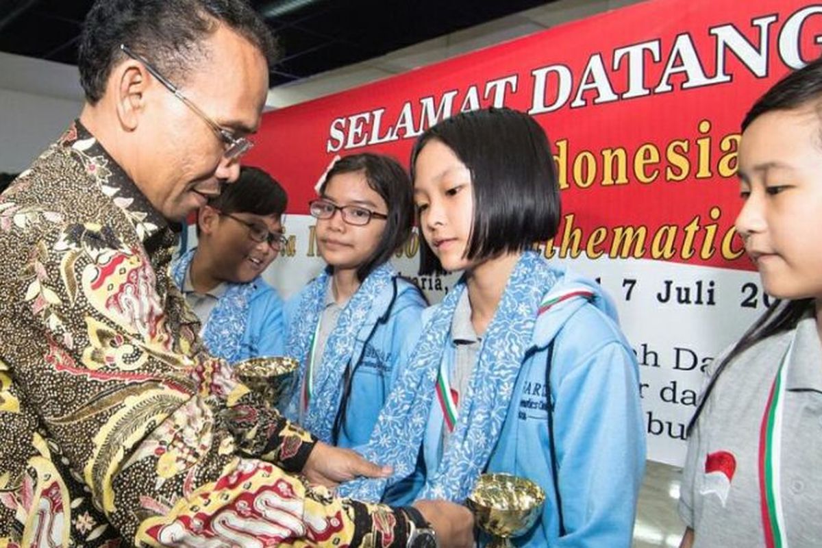 Delegasi Indonesia pada ajang Bulgaria Internasional Mathematics Competition (BIMC) 2018 berhasil menyabet dua medali emas, dua perak, dan enam perunggu.