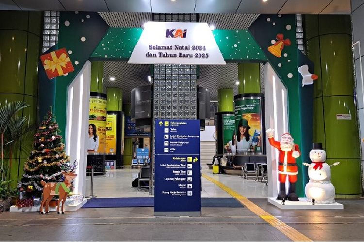 Hiasan khas Natal yang menghiasi salah satu stasiun KAI. 