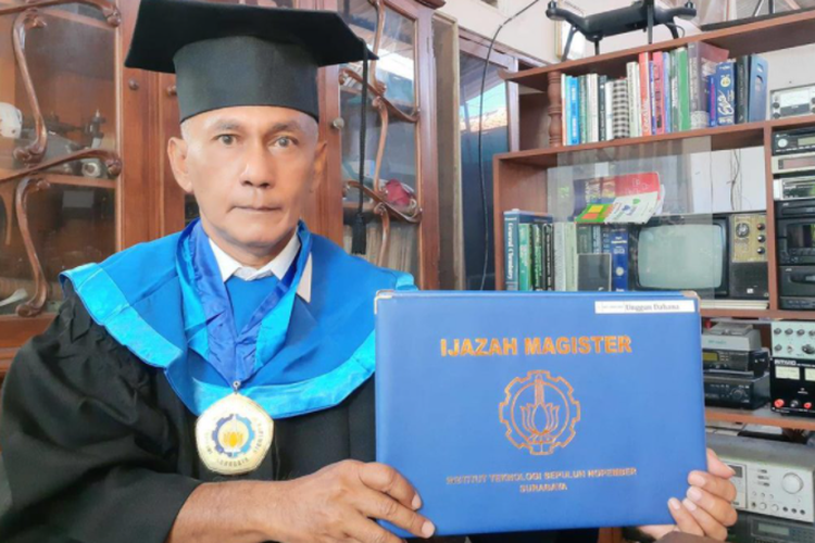 Unggun Dahana berhasil menamatkan studi program magisternya (S2) dari Departemen Teknik Sistem Perkapalan Institut Teknologi Sepuluh Nopember (ITS) Surabaya wisuda pada usia 59 tahun 3 bulan.