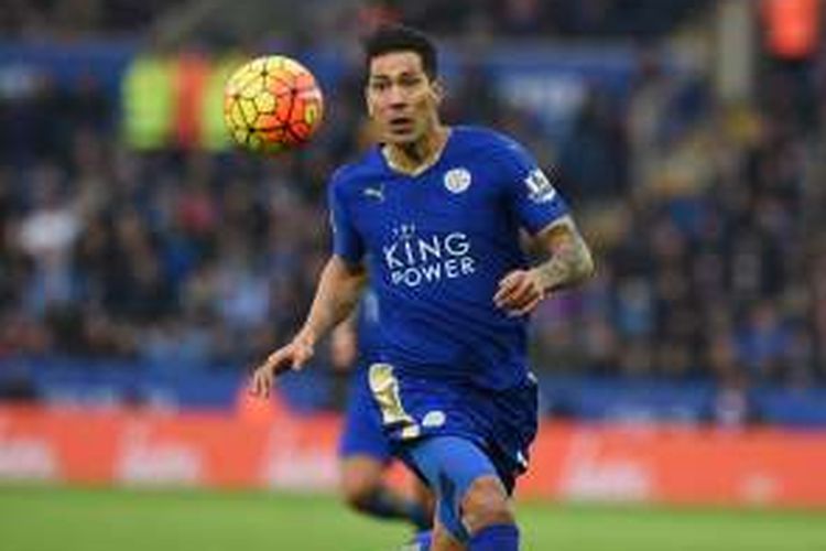 Pemain depan Leicester City, Leonardo UIloa, mengejar bola saat timnya melawan Norwich City pada lanjutan Premier League di Stadion King Powe.