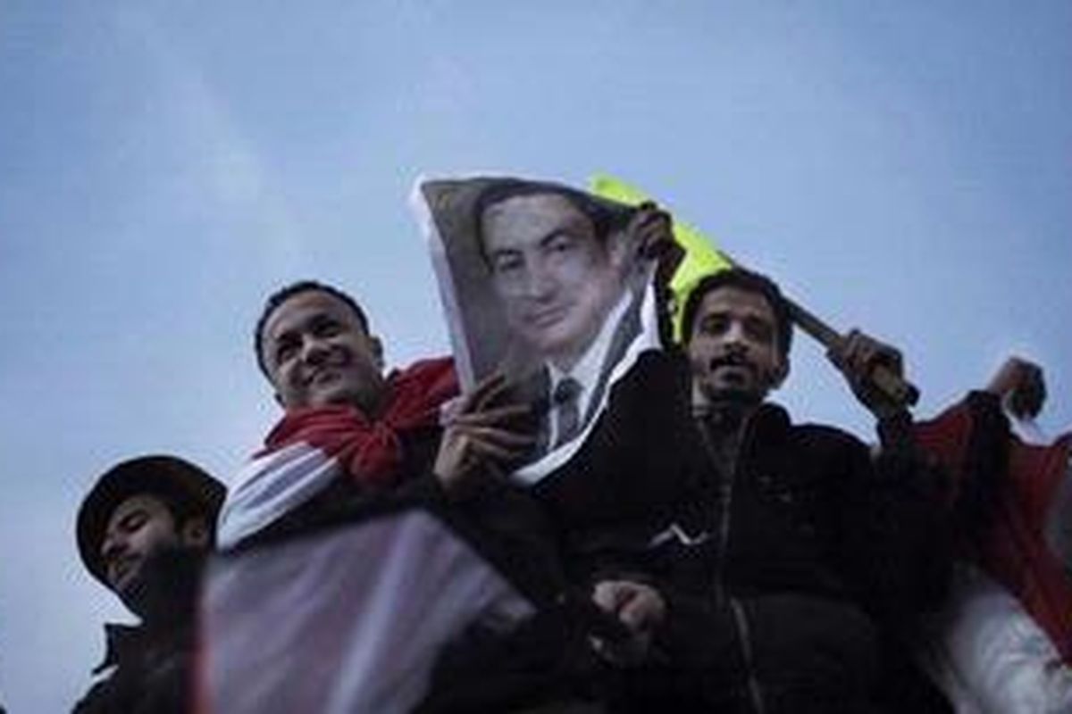 Massa pendukung Presiden Hosni Mubarak mendesak massa penentang pemerintah di Lapangan Tahrir, Kairo, Mesir, Rabu (2/2/2011).